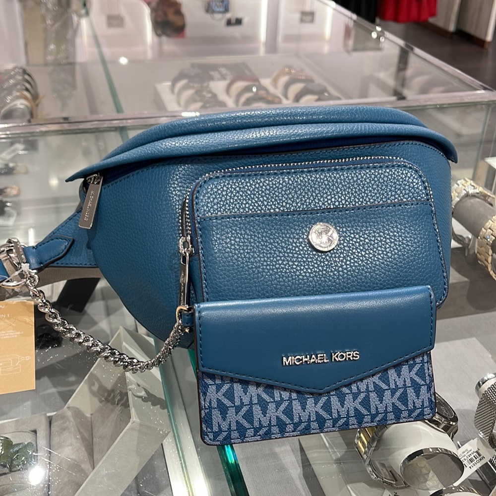 MICHAEL KORS
Maisie Large Pebbled Leather 2-in-1 Sling Pack
Teal
NWT - Picture 4 of 16
